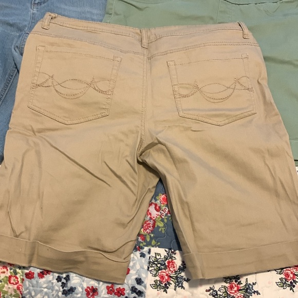 Bermuda Jean Shorts 14 - Picture 3 of 13